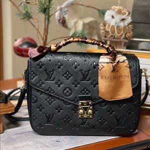 Like New Condition Fashion Crossbody